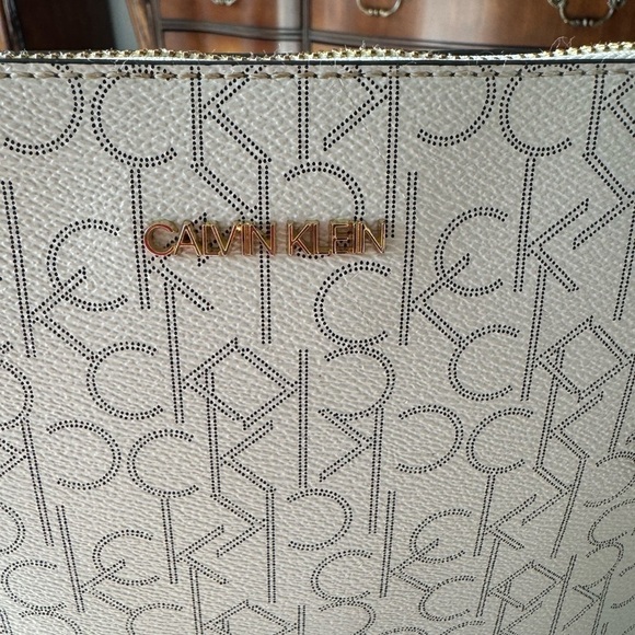 COPY - Calvin Klein Dessert Top signature monogram crossbody bag - Picture 10 of 10